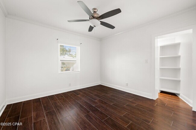 Building Photo - 1528 Oak Ave