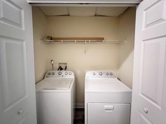 Building Photo - Spacious 2 Bed Condo!