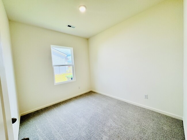 Building Photo - 554 Silver Pidgeon St