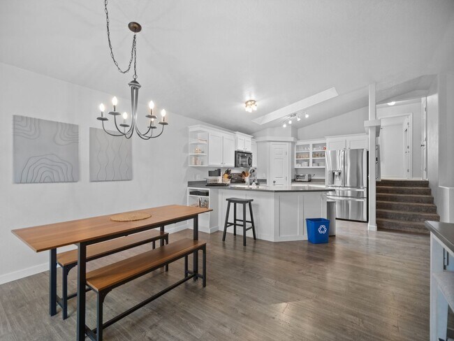 Building Photo - Bright & Comfortable 3 Bedroom Home (Furnished)