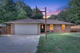 Building Photo - 1015 Crown Dr