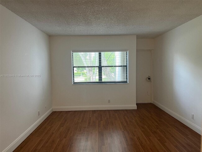 Building Photo - 200 Lakeview Dr