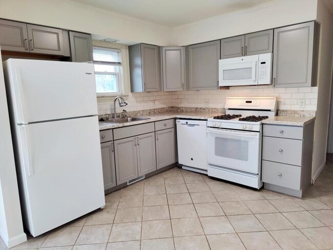 Building Photo - 478 Robbe Ave