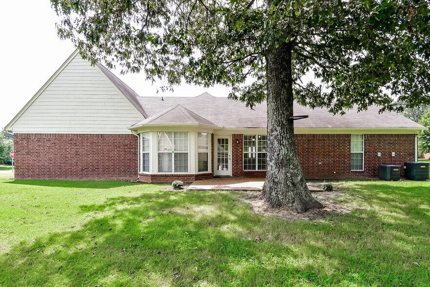 Building Photo - 7576 Delta Lakes Blvd
