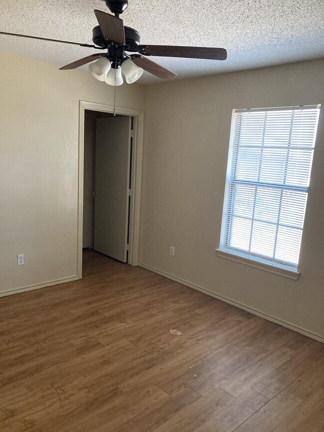 Building Photo - 542 Amigos Ln