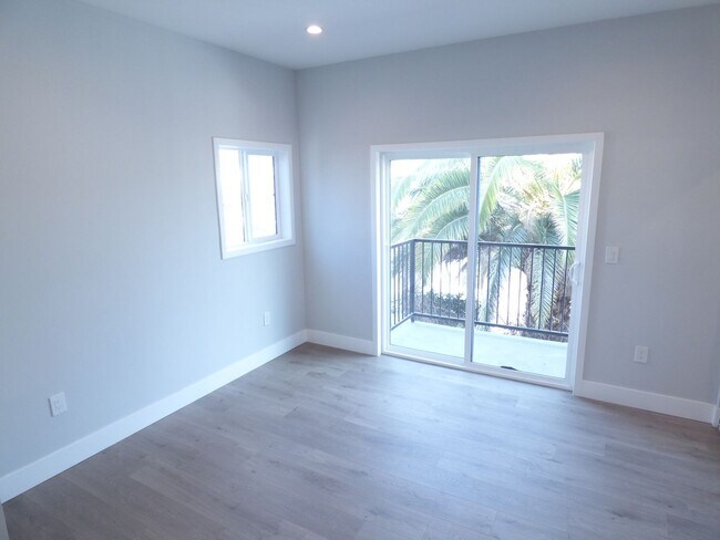 Building Photo - 4 Bedroom Unit with 2 Car Parking!