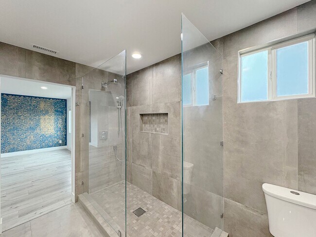 Building Photo - Spacious 5BD/4BA Poway Home with Hill View...