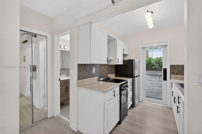 Building Photo - 428 Collins Ave