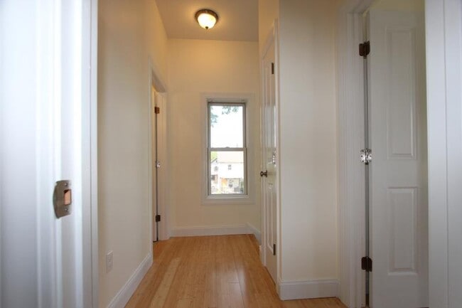 Building Photo - 18 Monroe St