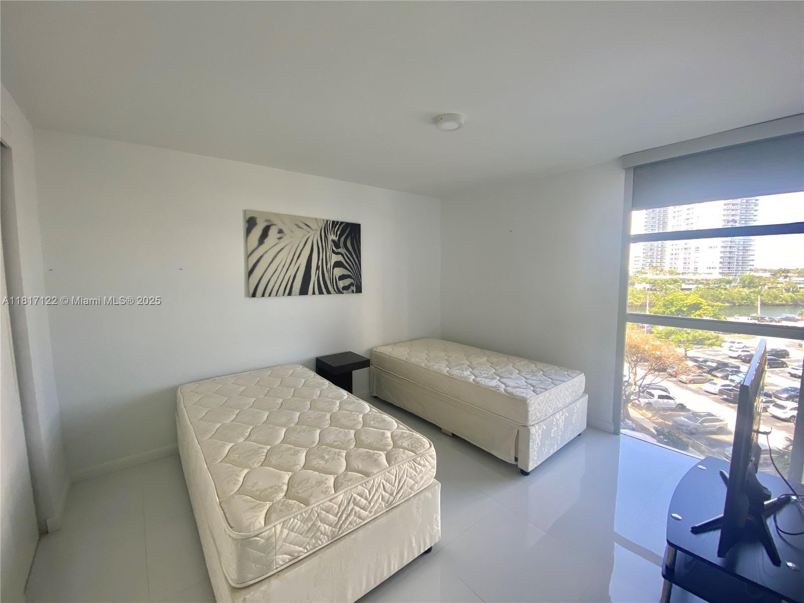Building Photo - 3731 N Country Club Dr
