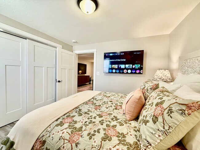 Building Photo - 5 Bed 3 Bath Home With Hot Tub In West Chester, OH