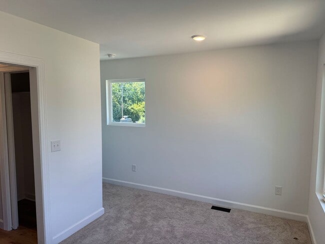 Building Photo - Brand new luxury townhome on the eastside....