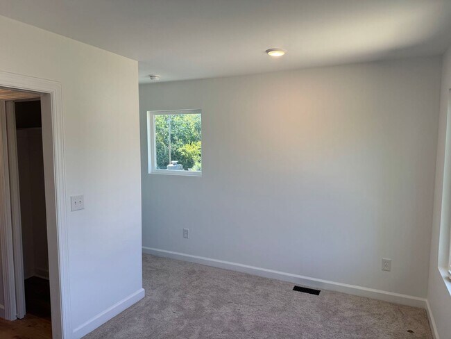 Building Photo - Brand new luxury townhome on the eastside. Section 8 approved!!!