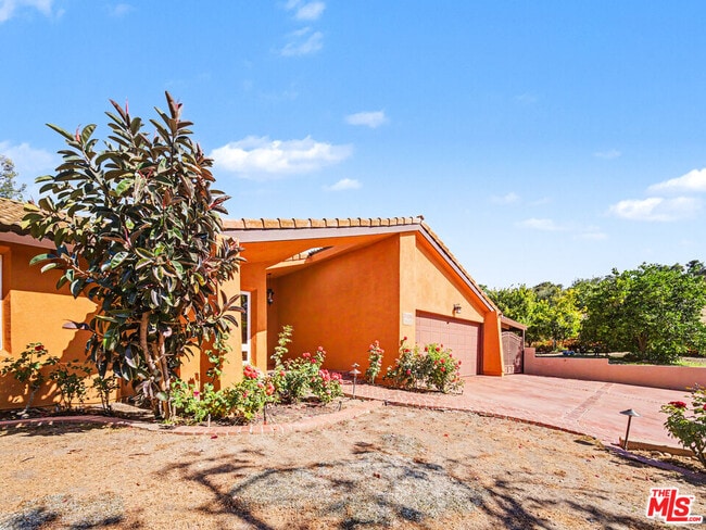 Building Photo - 3106 Voltaire Dr