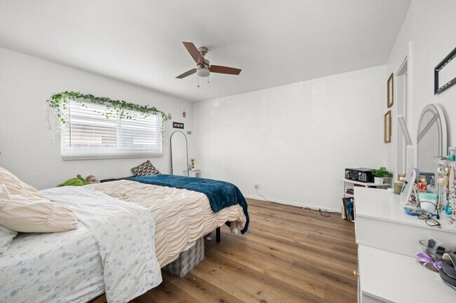 Building Photo - Semi furnished!