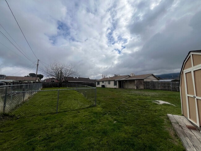 Building Photo - Golden Hills!