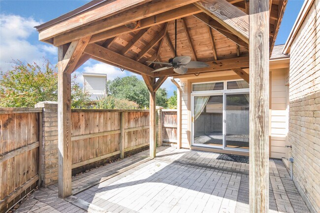 Building Photo - 910 Fleetwood Pl Dr