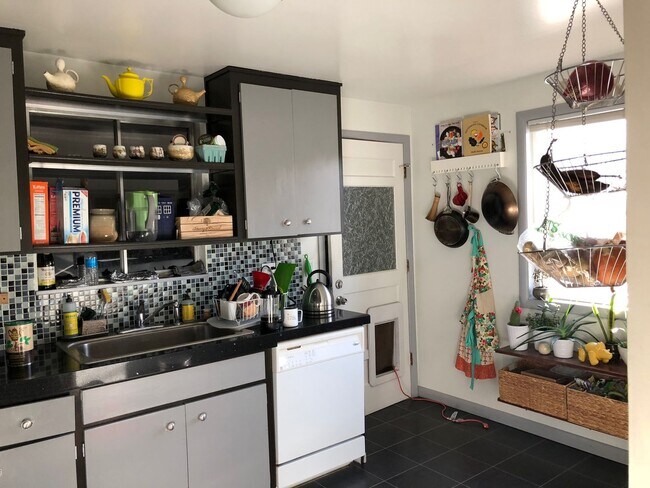 Building Photo - Adorable, Centrally Located 3 Bed/1.5 Bath Home - Available July 6th!