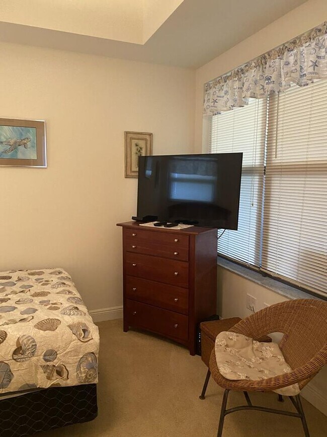 Building Photo - Esplanade