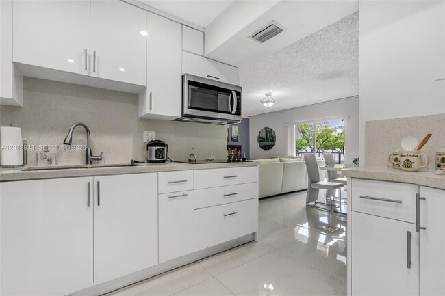 Building Photo - 7051 SW 129th Ave