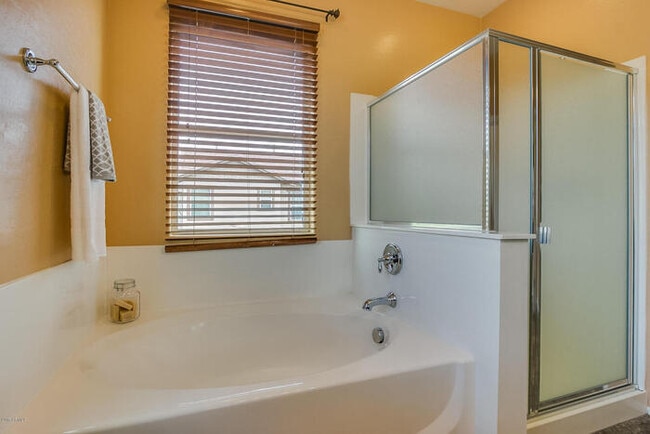 Building Photo - GREAT LOCATION! Fabulous move-in ready 5 bed /3 bath home in south Tempe