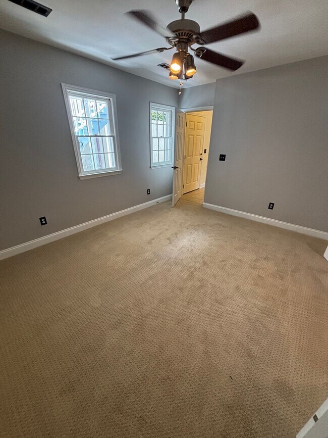 Building Photo - 2 Bedroom 2 Bathroom in The Charleston Pen...