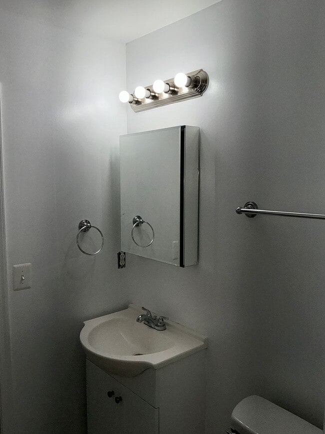 Building Photo - Beautiful 3BR 2BA condo located in the Decoverly neighborhood of Rockville