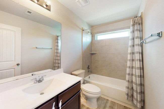 Building Photo - 5 bedroom 2.5 bath home in Bryan