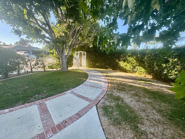 Building Photo - Elegant 4 bedroom, 3 bath large home locat...