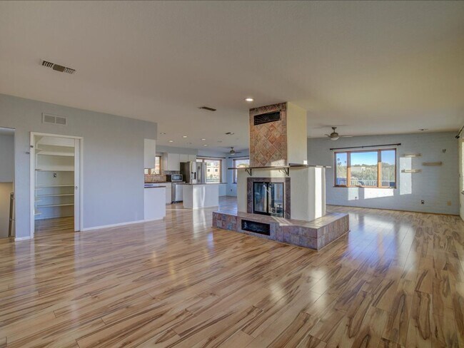 Building Photo - 4 Bedrooms, 3 Bathrooms