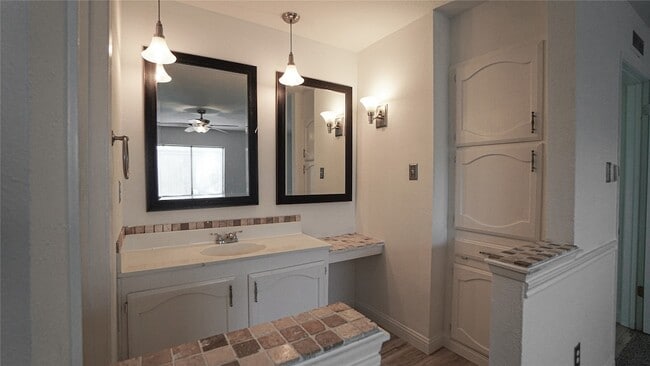 Building Photo - 2115 Chatsworth Rd