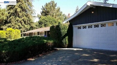 Building Photo - 3 Southwaite Ct