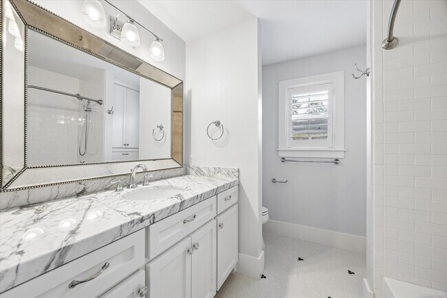 Building Photo - 1062 W 41st St