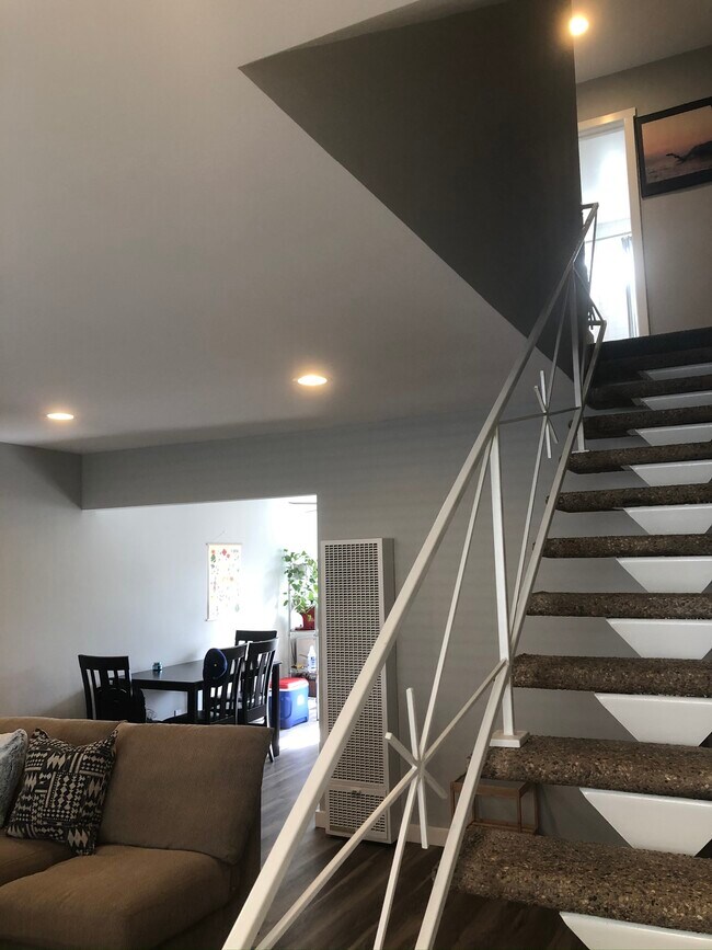 Building Photo - 732 9th St