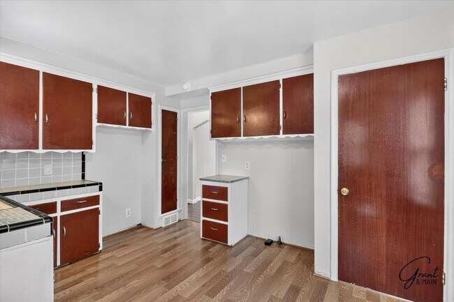 Building Photo - $1300 3 bedrooms