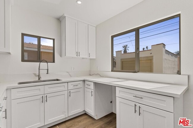 Building Photo - 1622 W 66th St
