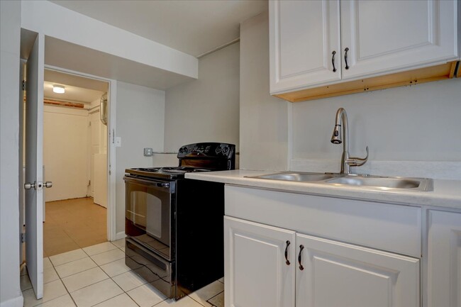 Building Photo - 2 bedroom 1 bathroom- lower unit