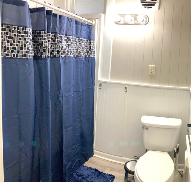 Share bath - 108 S Farmerville St