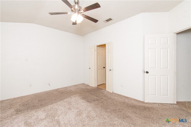 Building Photo - 5104 Glenoak Dr