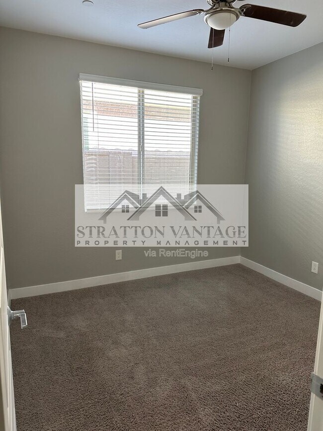 Building Photo - 9638 E Tesla Ave