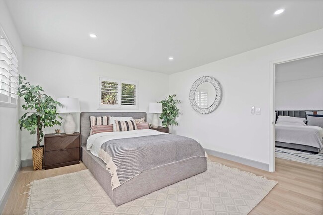 Building Photo - Irvine central location 2bd/1ba with separ...