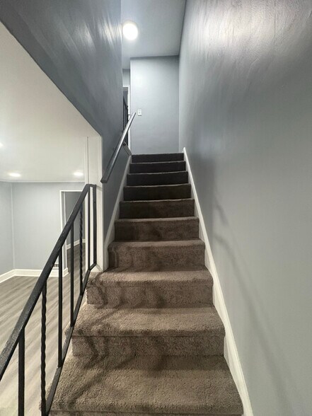 Building Photo - 921 Bonaparte Ave