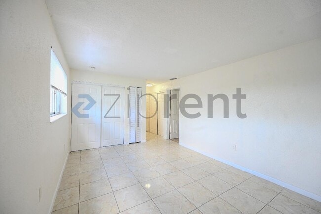 Building Photo - 6040 SW 26th St