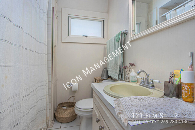 Building Photo - 121 Elm St