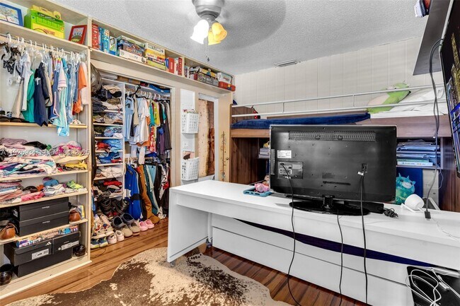 Building Photo - 1420 W Sandpiper Cir