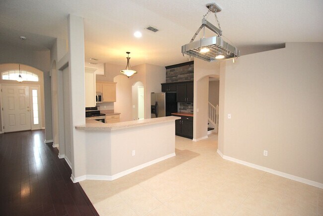 Building Photo - Huge 4 Bed 3 Bath Home w FENCED YARD and SCREENED LANAI for Rent!