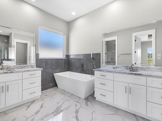 Building Photo - 3135 Kermes Dr