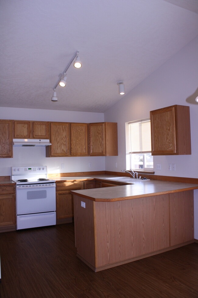 Building Photo - 419 N Arbutus Ave