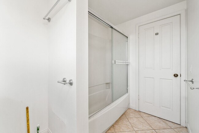 Building Photo - Spacious Two-Story 5 BD/3 BA Home in Desirable East Bluff Neighborhood