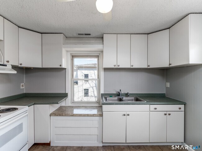 Building Photo - 969 S Main St